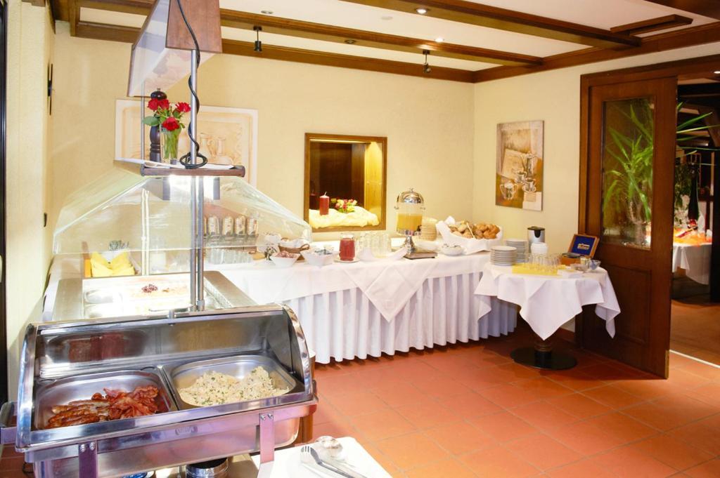 Hotel Restaurant Zur Linde Pattensen Exterior photo